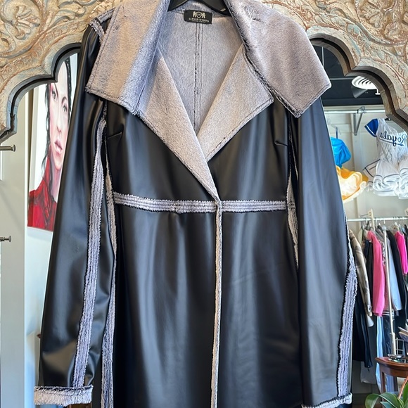 Faux leather long jacket liquid look and soft faux fur shearling lining - Picture 5 of 12